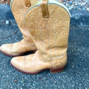 Mens leather cowboy boots size 10 1/2D. Raw leather